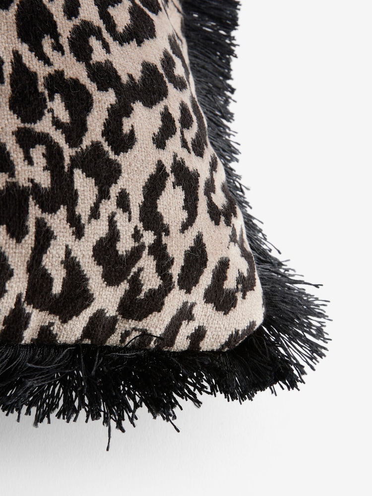 Velvet Faux Leopard Print Fringe Cushion - Bild 5 von 5 Velvet Faux Leopard Print Fringe Cushion - Bild 5 von 5