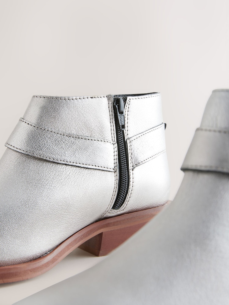 Metallic Silver Leather - Forever Comfort® Harness Buckled Cowboy Ankle Boots - Bild 6 von 6 Metallic Silver Leather - Forever Comfort® Harness Buckled Cowboy Ankle Boots - Bild 6 von 6