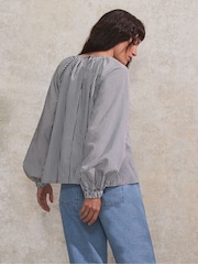 Ro&Zo Stripe Gathered Neck Blouse - Imagen 5 de 5