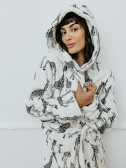 Bata de polar con diseño de jirafa de Chelsea Peers - Imagen 4 de 5
