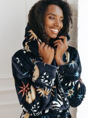 Bata de tejido polar con estampado de cebras celestiales de Chelsea Peers - Imagen 3 de 5
