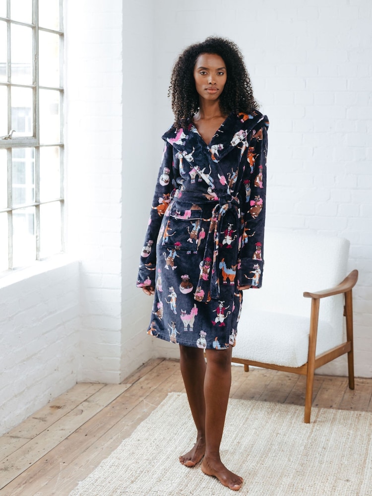 Chelsea Peers – Fleece-Bademantel mit Disco-Katzen-Print - Bild 1 von 5 Chelsea Peers – Fleece-Bademantel mit Disco-Katzen-Print - Bild 1 von 5
