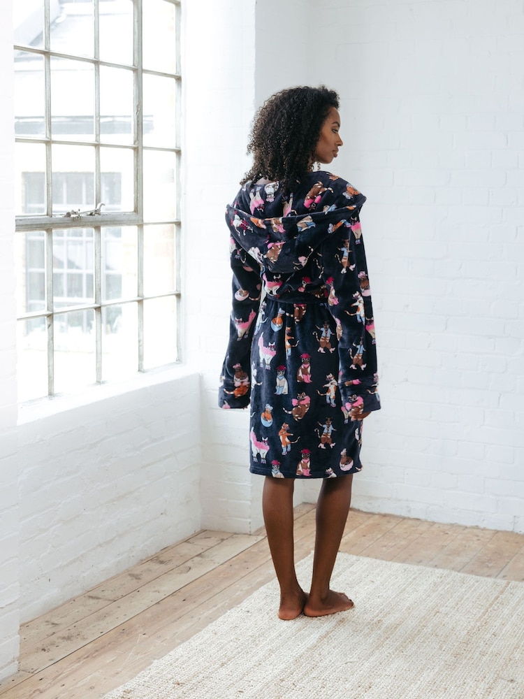 Chelsea Peers – Fleece-Bademantel mit Disco-Katzen-Print - Bild 2 von 5 Chelsea Peers – Fleece-Bademantel mit Disco-Katzen-Print - Bild 2 von 5