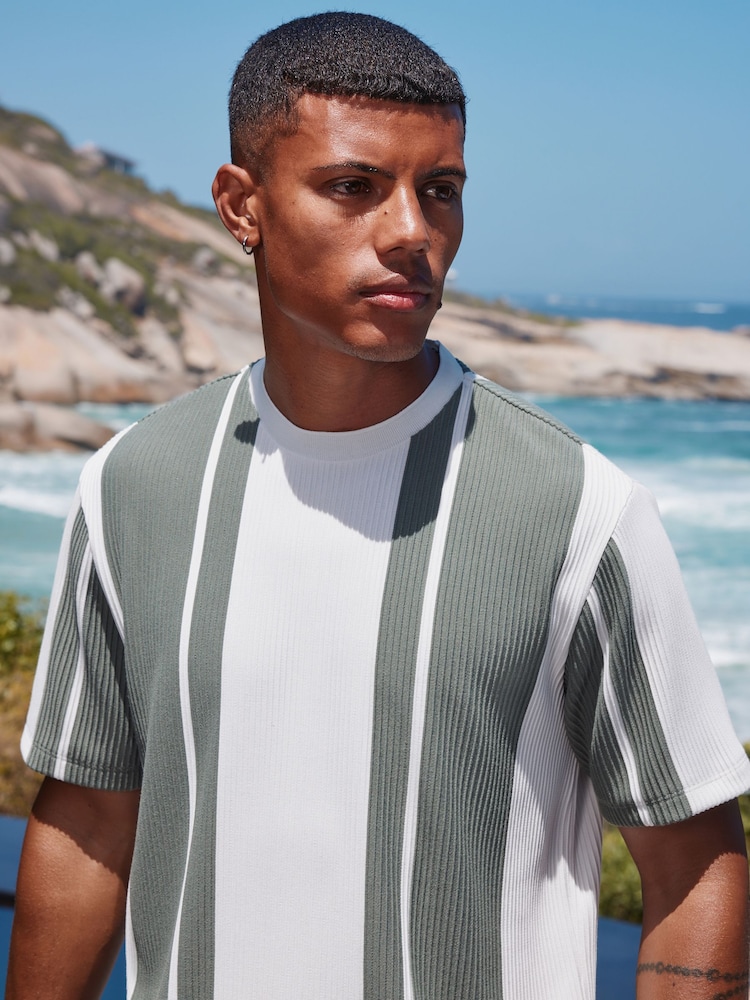 Grün - Smart Vertical Stripe T-Shirt - Bild 1 von 8 Grün - Smart Vertical Stripe T-Shirt - Bild 1 von 8
