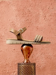 Braun - Linzi Electra Studded Front Strap Sandals - Bild 6 von 7