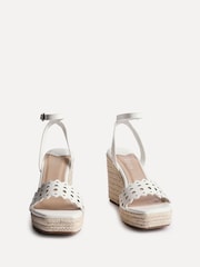 Linzi Mellow Wedges com tira frontal cortada a laser - Imagem 4 de 6