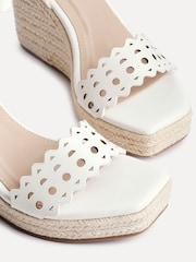 Linzi Mellow Wedges com tira frontal cortada a laser - Imagem 5 de 6