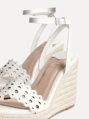 Linzi Mellow Wedges com tira frontal cortada a laser - Imagem 6 de 6