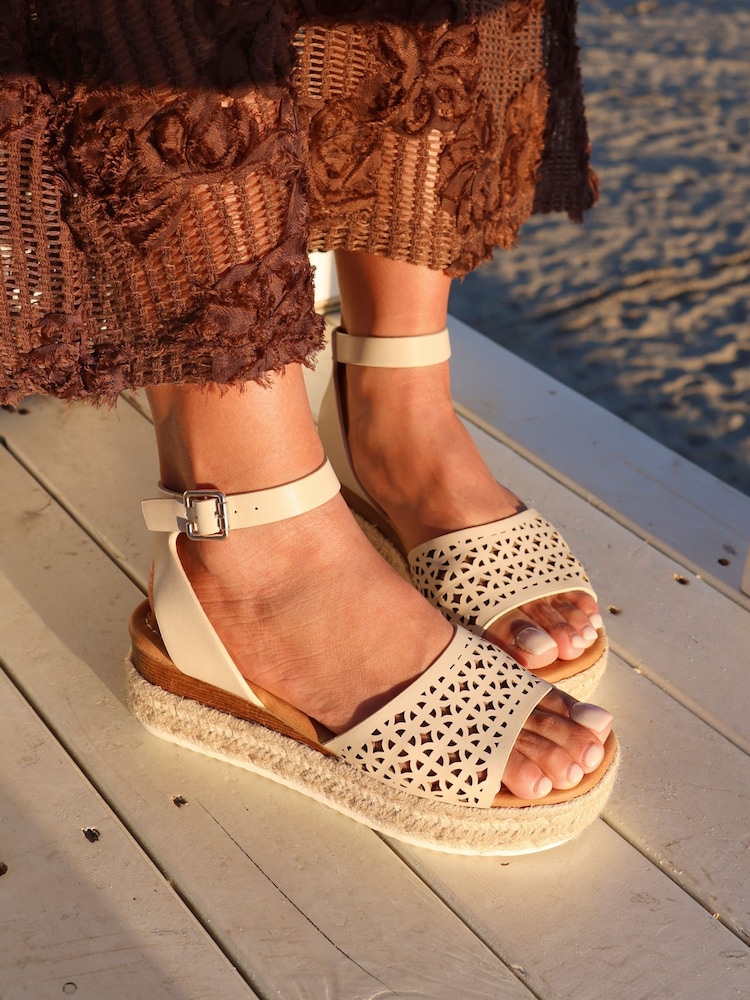 Nude - Linzi Radiance Flatform Sandals With Laser Cut Detail - Imagen 1 de 5 Nude - Linzi Radiance Flatform Sandals With Laser Cut Detail - Imagen 1 de 5