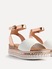 Blanco - Linzi Venice Embellished Flatform Sandals - Imagen 3 de 5