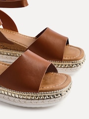 Marrón - Linzi Venice Embellished Flatform Sandals - Imagen 4 de 5