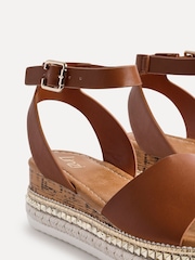 Marrón - Linzi Venice Embellished Flatform Sandals - Imagen 5 de 5