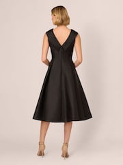 Vestido negro de mikado con cuello vuelto de Adrianna Papell - Imagen 2 de 7