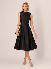 Vestido negro de mikado con cuello vuelto de Adrianna Papell - Imagen 3 de 7