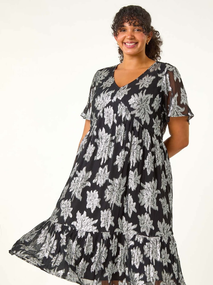 Vestido a media pierna con diseño a capas y cuello de pico estampado Curve de Roman - Imagen 2 de 6 Vestido a media pierna con diseño a capas y cuello de pico estampado Curve de Roman - Imagen 2 de 6