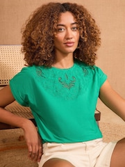 Verde brillante - Love & Roses Embroidered T-Shirt - Imagen 1 de 4