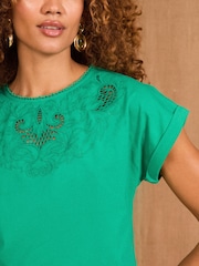 Verde brillante - Love & Roses Embroidered T-Shirt - Imagen 2 de 4