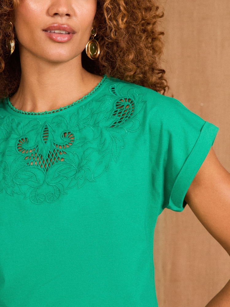 Verde brillante - Love & Roses Embroidered T-Shirt - Imagen 2 de 4