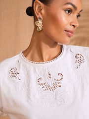 Blanco - Love & Roses Embroidered T-Shirt - Imagen 2 de 4