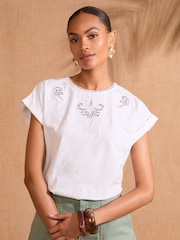 Blanco - Love & Roses Embroidered T-Shirt - Imagen 3 de 4