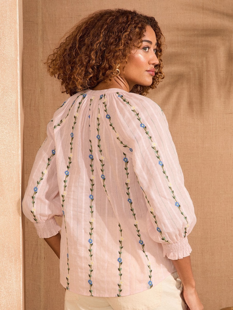 Love & Roses Embroidered Notch Neck 3/4 Sleeve Blouse - Imagen 4 de 4 Love & Roses Embroidered Notch Neck 3/4 Sleeve Blouse - Imagen 4 de 4