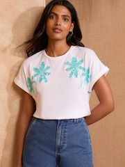 White and Blue Embellished Palm - Camiseta de punto con cuello redondo de Love & Roses - Imagen 1 de 4