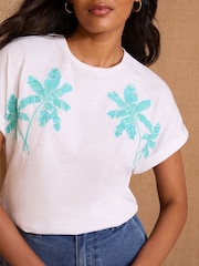 White and Blue Embellished Palm - Camiseta de punto con cuello redondo de Love & Roses - Imagen 2 de 4