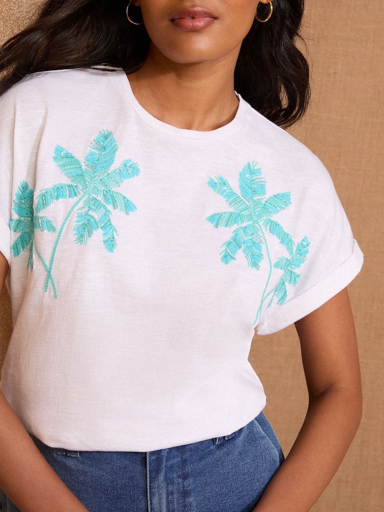 White and Blue Embellished Palm - Camiseta de punto con cuello redondo de Love & Roses - Imagen 2 de 4