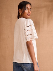 Marfil - Love & Roses Scallop Crew Neck 100% Cotton T-Shirt - Imagen 3 de 4