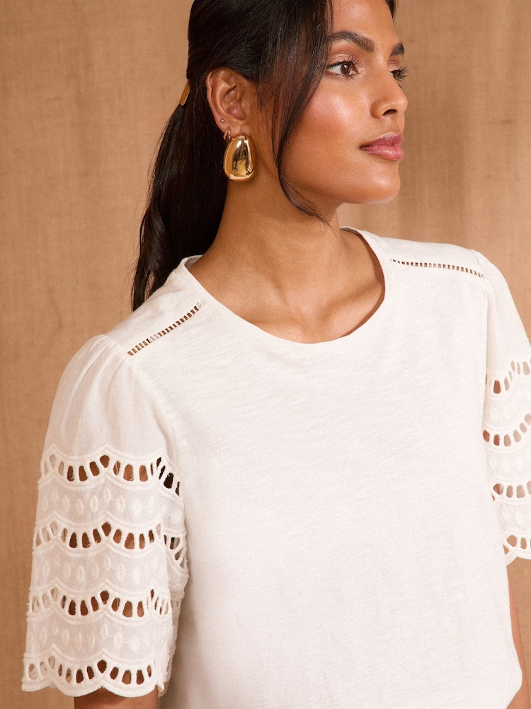 Marfil - Love & Roses Scallop Crew Neck 100% Cotton T-Shirt - Imagen 4 de 4