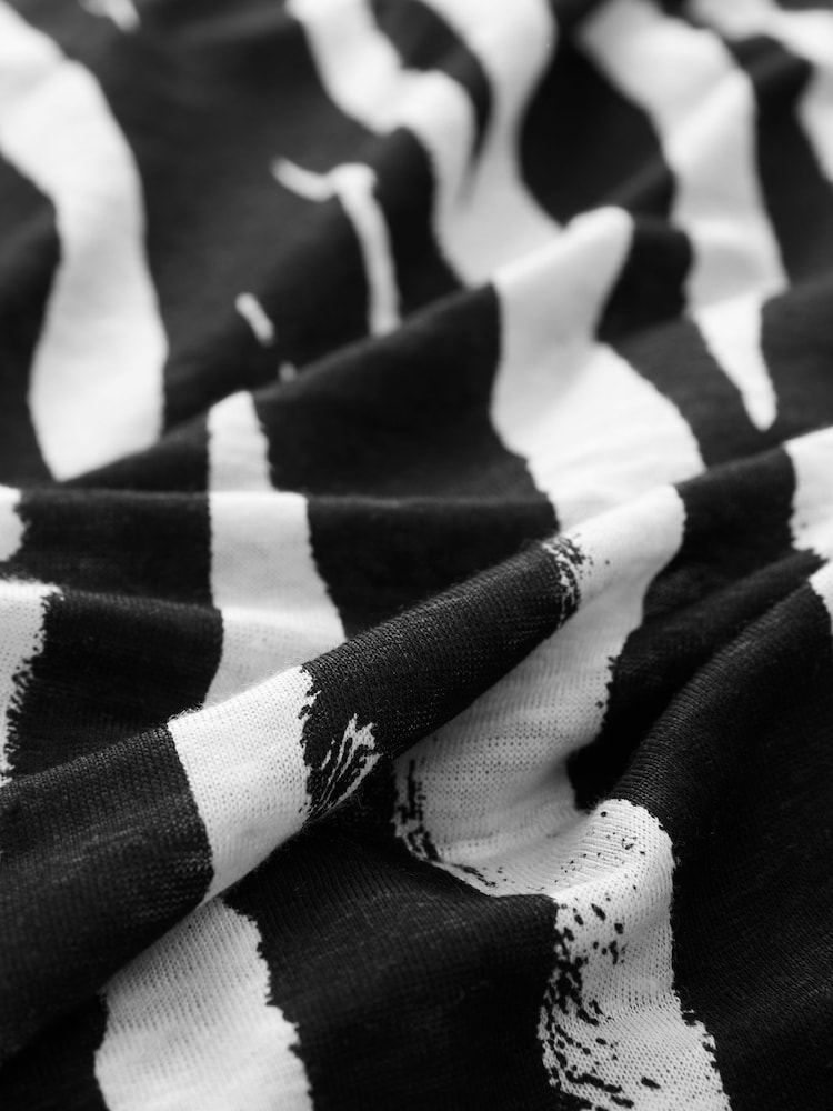 White/Black Zebra Print - 100% Linen Premium Short Sleeve Crew Neck T-Shirt - Imagen 8 de 8 White/Black Zebra Print - 100% Linen Premium Short Sleeve Crew Neck T-Shirt - Imagen 8 de 8