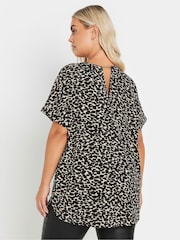Yours Curve Top mit bedrucktem Ausschnitt - Bild 3 von 5