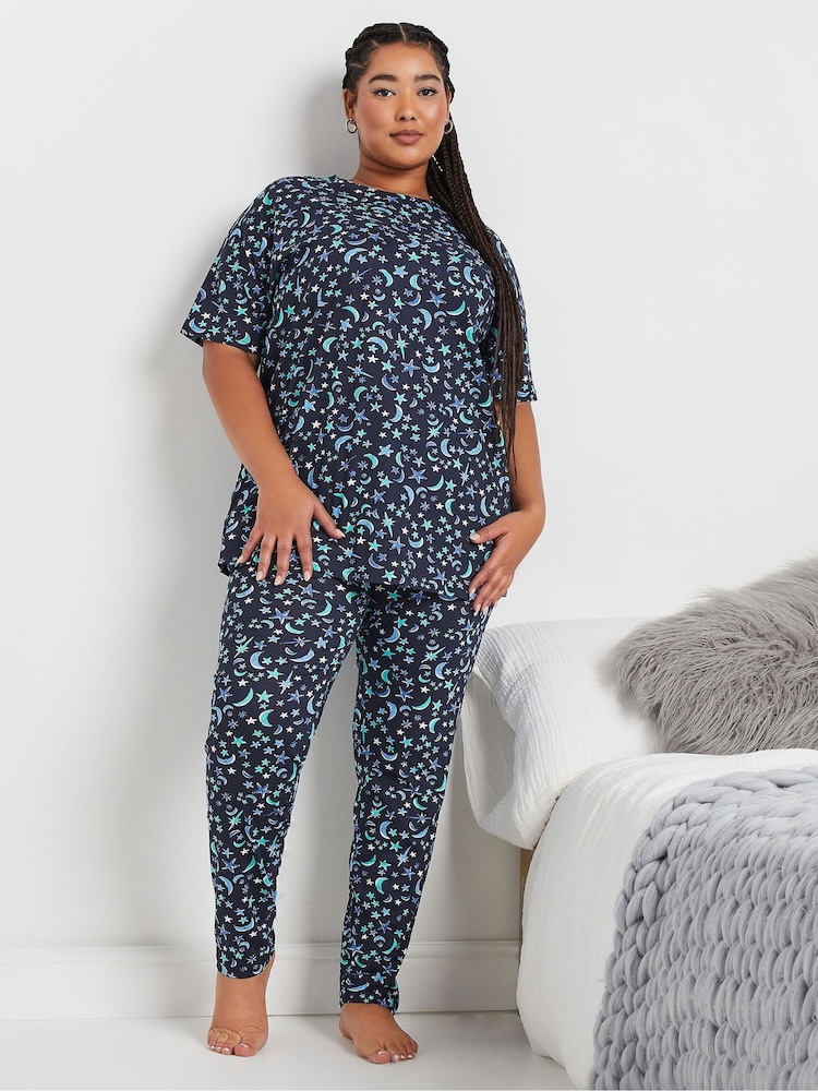 Conjunto de pijama de algodón 100 % y manga corta con diseño cónico y estampado de lunas pequeñas de Yours Curve - Imagen 2 de 5 Conjunto de pijama de algodón 100 % y manga corta con diseño cónico y estampado de lunas pequeñas de Yours Curve - Imagen 2 de 5