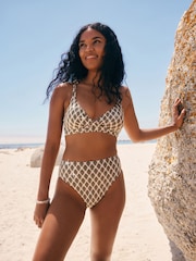 Estampado tipo grabado en madera de efecto metalizado en verde caqui/crema - Braguitas de bikini de pernera alta y talle alto - Imagen 2 de 8