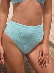 Mintgrün bestickt - Bikinihose mit hohem Bund und Beinausschnitt - Image 1 of 6