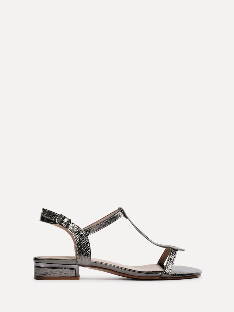 Silber - Linzi Lavish Sandalen mit niedrigem Blockabsatz und T-Steg mit Schlaufendesign - Bild 2 von 5 Silber - Linzi Lavish Sandalen mit niedrigem Blockabsatz und T-Steg mit Schlaufendesign - Bild 2 von 5