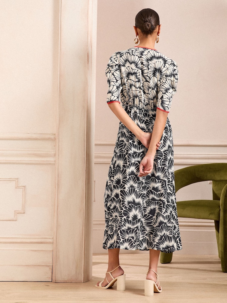 Love & Roses Black/White Printed V-Neck Ruched Short Sleeve Midi Dress - Image 3 of 4