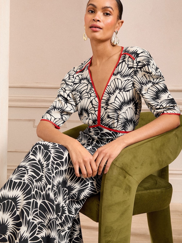 Love & Roses Black/White Printed V-Neck Ruched Short Sleeve Midi Dress - Image 4 of 4 Love & Roses Black/White Printed V-Neck Ruched Short Sleeve Midi Dress - Image 4 of 4