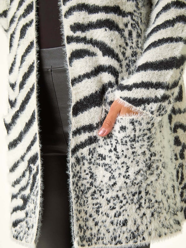 Roman Abstract Animal Print Fluffy Cardigan - Imagen 5 de 5