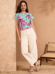 Estampa tropical azul e rosa - Camiseta de gola redonda Love & Roses - Imagem 3 de 4