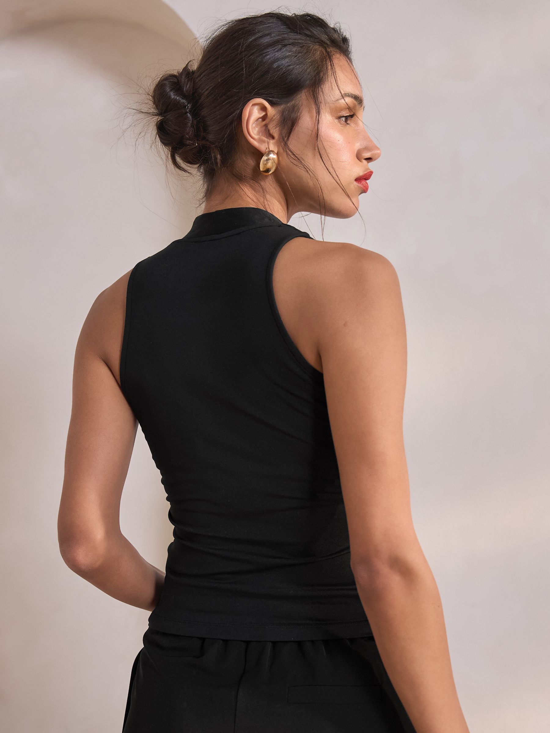 MACHATT ブラック Vネック ノースリーブ MACHATT ブラック Vネック ノースリーブ