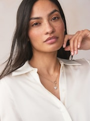 Tonalité d'or - Collier Lariat en fil de cœur fabriqué avec des métaux recyclés - Image 2 de 5