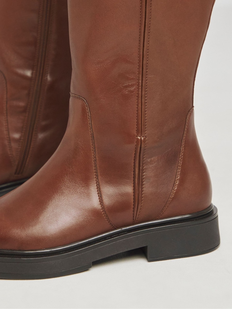 Simply Be – Kniehohe, flache Stiefel mit Stretch-Detail in extra breiter Passform und super kurviger Wade - Bild 2 von 4 Simply Be – Kniehohe, flache Stiefel mit Stretch-Detail in extra breiter Passform und super kurviger Wade - Bild 2 von 4