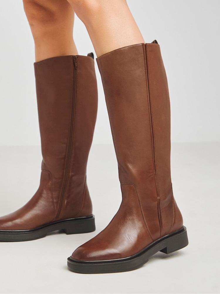 Simply Be – Kniehohe, flache Stiefel mit Stretch-Detail in extra breiter Passform und super kurviger Wade - Bild 4 von 4 Simply Be – Kniehohe, flache Stiefel mit Stretch-Detail in extra breiter Passform und super kurviger Wade - Bild 4 von 4