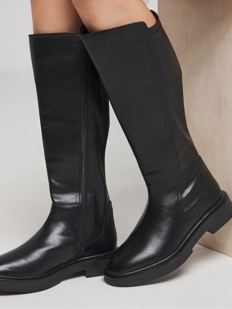 Simply Be Black Curvy Plus Calf Black Wide Fit Stretch Back Panel Knee High Boots in Super Curvy Calf' - Image 1 of 4
