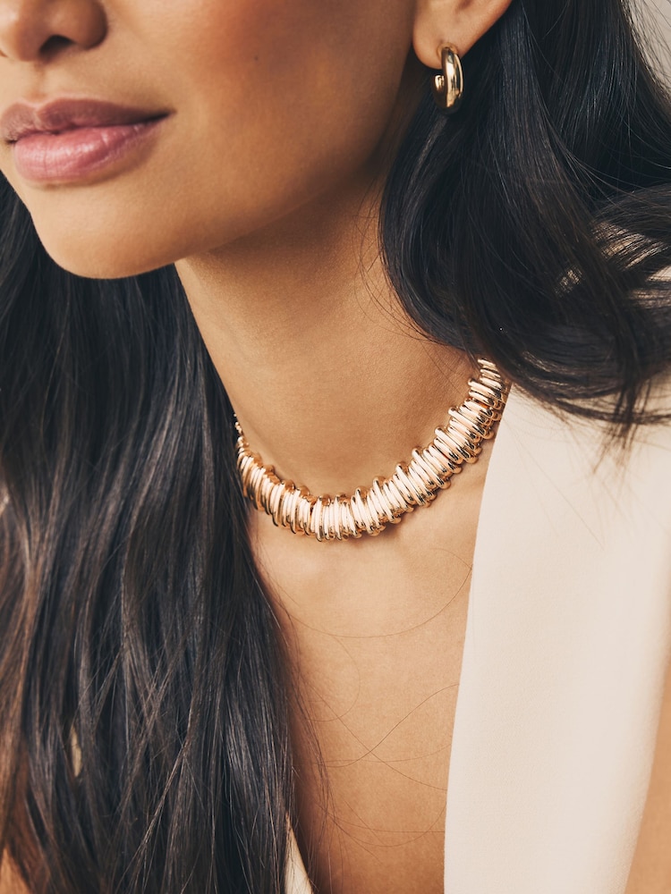 Goldfarben - Ridged Collar Necklace - Bild 1 von 6 Goldfarben - Ridged Collar Necklace - Bild 1 von 6