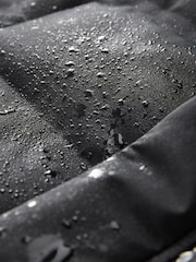 Schwarz - Wasserdichter, lang geschnittener, mit Fleece gefütterter Puffer-Mantel (3–17 J.) - Bild 9 von 9
