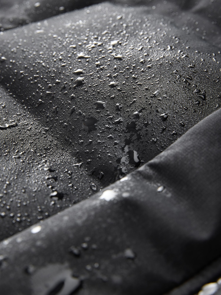 Schwarz - Wasserdichter, lang geschnittener, mit Fleece gefütterter Puffer-Mantel (3–17 J.) - Bild 9 von 9