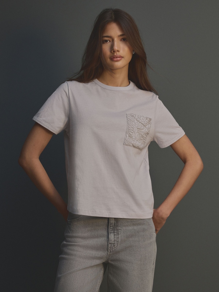 Flieder-Violett - Embellished Pocket 100% Cotton T-Shirt - Bild 1 von 7 Flieder-Violett - Embellished Pocket 100% Cotton T-Shirt - Bild 1 von 7
