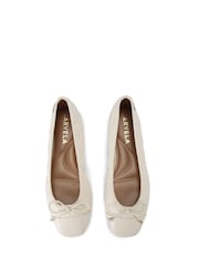Cream - Baletni čevlji Carvela Prima - Slika 3 iz 5